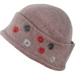 Czapka damska Pani na włościach beżowa. Brązowe czapki zimowe damskie Art of Polo. Za 47,34 zł.