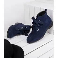 Botki damskie Bestelle G276 Granatowe. Niebieskie botki damskie Bestelle, z tkaniny, klasyczne, na niskim obcasie, na obcasie, na sznurówki. Za 119,00 zł.
