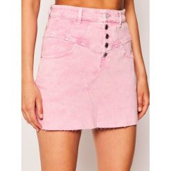 Spódnica jeansowa Guess Exposed Button W02D29 D2G6F. Różowe spódniczki damskie Guess, z aplikacjami, z bawełny. W wyprzedaży za 379,00 zł.