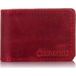 Skórzany cienki portfel slim wallet BRODRENE SW02 czerwony - Czerwony. Czerwone portfele męskie Brødrene, bez wzorów, ze skóry. Za 63,99 zł.