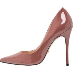 L'INTERVALLE TEEVA Szpilki dark pink. Fioletowe czółenka damskie marki L'INTERVALLE, bez wzorów, ze skóry ekologicznej, klasyczne, bez obcasa, na szpilce, bez zapięcia. Za 419,00 zł.