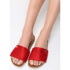 Czerwone Klapki Trust In Me. Czerwone klapki damskie marki vices, w paski, bez obcasa, na płaskiej podeszwie. Za 49,99 zł.