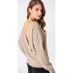 NA-KD Trend Dzianinowy sweter z kopertowym tyłem - Beige. Białe swetry klasyczne damskie marki NA-KD Trend, z nadrukiem, z jersey, z okrągłym kołnierzem. Za 121,95 zł.