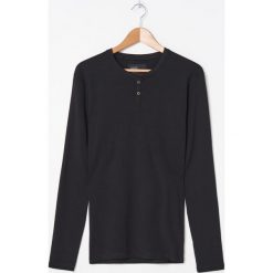 Koszulka basic z bawełny organicznej -. Koszulki męskie House, s, bez wzorów, z bawełny, bez kołnierzyka, bez rękawów. Za 39,99 zł.