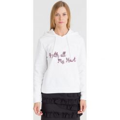 BIAŁA BLUZA DRESOWA TRUSSARDI JEANS. Białe bluzy damskie s, z aplikacjami, z bawełny. Za 254,50 zł.
