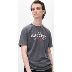 T-shirt z nadrukiem Wiedźmin - Czarny. Czarne t-shirty męskie Reserved, s, z nadrukiem, bez kołnierzyka. Za 59,99 zł.