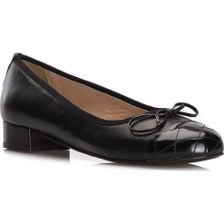 Buty damskie. Czarne baleriny damskie Wittchen, bez wzorów, ze skóry, klasyczne, bez obcasa. W wyprzedaży za 249,90 zł.