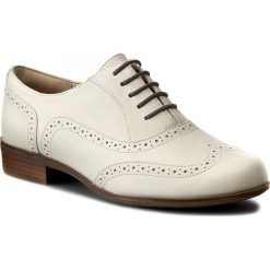Oxfordy CLARKS - Hamble Oak 261228034 White Leather. Białe jazzówki damskie marki Clarks, z materiału, na obcasie. W wyprzedaży za 249,00 zł.