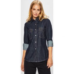 Calvin Klein Jeans - Koszula. Niebieskie bluzki damskie Calvin Klein Jeans, na co dzień, s, bez wzorów, z bawełny, klasyczne, z klasycznym kołnierzykiem, z długim rękawem. W wyprzedaży za 239,90 zł.