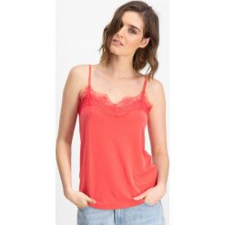 Top w kolorze czerwonym. Czerwone topy damskie Garcia, m, w koronkowe wzory, z koronki. W wyprzedaży za 46,95 zł.