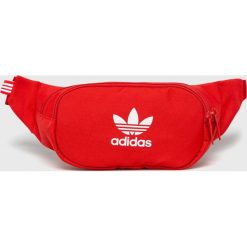 Adidas Originals - Nerka. Czerwone nerki damskie adidas Originals, w paski, z poliesteru, małe, z nadrukiem, bez dodatków. Za 99,90 zł.