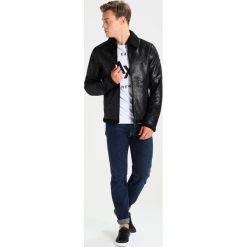 Armani Exchange Kurtka ze skóry ekologicznej black. Czarne kurtki damskie Armani Exchange, xl, bez wzorów, z poliesteru. W wyprzedaży za 823,20 zł.