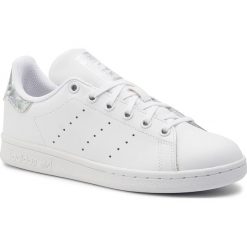 Buty adidas - Stan Smith J EE8483 Ftwwht/Ftwwht/Cblack. Białe półbuty damskie Adidas, bez wzorów, ze skóry ekologicznej, bez obcasa, na płaskiej podeszwie, bez zapięcia. Za 269,00 zł.
