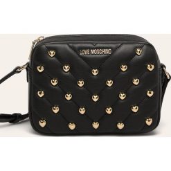 Love Moschino - Torebka. Czarne listonoszki damskie Love Moschino, w paski, ze skóry ekologicznej, na ramię, małe, pikowane, z aplikacjami. W wyprzedaży za 499,90 zł.
