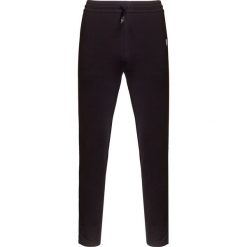 Spodnie dresowe EA7 EMPORIO ARMANI. Czarne spodnie męskie EA7 Emporio Armani, na co dzień, z nadrukiem, z dresówki. W wyprzedaży za 493,00 zł.