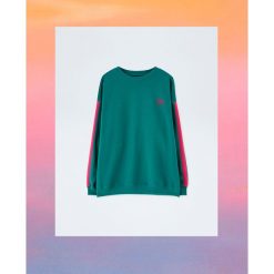 Bluza z lampasami Pull&Bear by Rosalía. Zielone bluzy damskie Pull&Bear, bez wzorów, bez rękawów, bez kaptura. Za 99,90 zł.