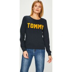 Tommy Hilfiger - Bluza. Szare bluzy damskie marki TOMMY HILFIGER, l, z aplikacjami, z bawełny. Za 449,90 zł.