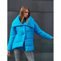 KRÓTKA OCIEPLANA KURTKA ZAPINANA NA SKOS. Niebieskie kurtki damskie Top Secret, na zimę, bez wzorów, eleganckie, krótkie, bez kaptura. W wyprzedaży za 69,99 zł.