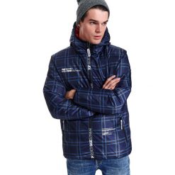 Kurtka dwustronna z kapturem. Czerwone kurtki męskie Top Secret, na zimę, m, bez wzorów, z tkaniny, eleganckie, krótkie, z kapturem. W wyprzedaży za 174,99 zł.