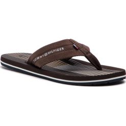 Japonki TOMMY HILFIGER - Striped Footbed Beach Sandal FM0FM01933 Coffee Bean 212. Pomarańczowe klapki męskie TOMMY HILFIGER, bez wzorów, z tworzywa sztucznego. W wyprzedaży za 129,00 zł.