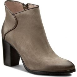 Botki CARINII - B3528 630-H58-PSK-A93. Brązowe botki damskie skórzane Carinii. W wyprzedaży za 259,00 zł.