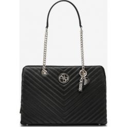 Guess Blakely Large Torebka Czarny. Czarne torebki klasyczne damskie Guess, w paski, z materiału, bez dodatków. Za 610,95 zł.