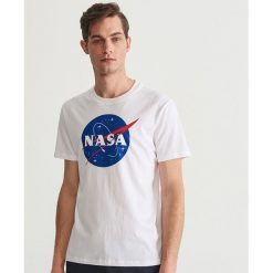 T-shirt NASA - Kremowy. Białe t-shirty męskie marki Reserved, s, bez wzorów, bez kołnierzyka. Za 49,99 zł.