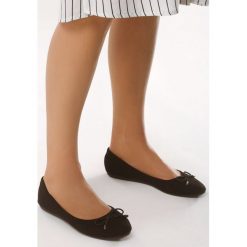 Czarne Balerinki Sweet Smell. Czarne baleriny damskie Born2be, z aplikacjami, bez obcasa, na płaskiej podeszwie. Za 39,99 zł.