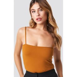 NA-KD Krótki top na ramiączkach - Orange. Pomarańczowe topy damskie NA-KD, bez wzorów, z materiału, bez kołnierzyka. Za 80,95 zł.