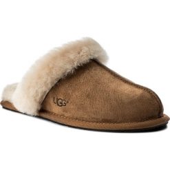 Kapcie UGG - W Scuffette II 5661 W/Che. Pomarańczowe klapki damskie Ugg, bez wzorów, ze skóry, bez obcasa. Za 429,00 zł.