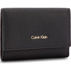 Portfele damskie: Mały Portfel Damski CALVIN KLEIN BLACK LABEL – Cosmopolitan Medium K60K603912 001