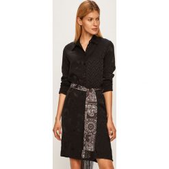 Desigual - Sukienka. Czarne sukienki damskie Desigual, na co dzień, w paski, z poliesteru, casualowe, bez kołnierzyka, z długim rękawem, długie, mini, proste. W wyprzedaży za 249,90 zł.