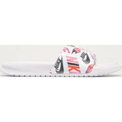 Nike Sportswear - Klapki Nike Benassi. Białe klapki damskie Nike Sportswear, bez wzorów, z gumy, bez obcasa, na obcasie. W wyprzedaży za 114,90 zł.