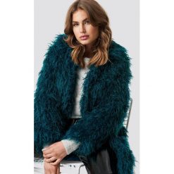NA-KD Trend Długa kurtka sztuczne futro - Green. Białe futra damskie marki NA-KD Trend, z nadrukiem, z jersey, z okrągłym kołnierzem. Za 364,95 zł.