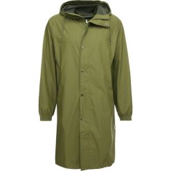 Rains FISHTAIL Parka sage. Zielone płaszcze męskie marki Rains, s, bez wzorów, z poliesteru, bez kaptura. Za 569,00 zł.