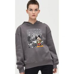 Bluza Mickey Mouse z kapturem - Szary. Szare bluzy damskie Cropp, s. W wyprzedaży za 39,99 zł.