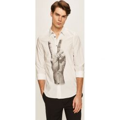 Desigual - Koszula. Białe koszule męskie Desigual, xl, z nadrukiem, z bawełny, klasyczne, z klasycznym kołnierzykiem, z długim rękawem. Za 299,90 zł.