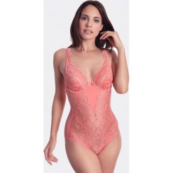 Koronkowe damskie body Karin. Różowe body damskie Sassa, bez wzorów, z materiału. Za 133,99 zł.