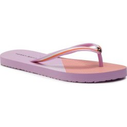 Japonki TOMMY HILFIGER - Flat Beach Sandal Stripe Print FW0FW04043 Pink Lavender 518. Różowe klapki damskie TOMMY HILFIGER, bez wzorów, z tworzywa sztucznego, bez obcasa. W wyprzedaży za 119,00 zł.