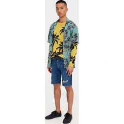 Jeansowe bermudy slim comfort z przetarciami. Zielone bermudy męskie marki Pull&Bear, z denimu. Za 89,90 zł.