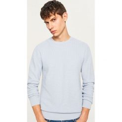 Sweter z dzianiny o strukturalnym splocie - Niebieski. Niebieskie swetry klasyczne męskie marki Reserved, l, z dzianiny. Za 119,99 zł.