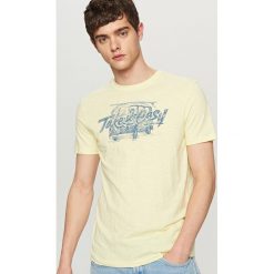 T-shirty męskie: T-shirt z wakacyjnym nadrukiem – Żółty