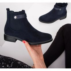 Botki damskie Ideal Shoes C-7203 Granatowe. Niebieskie botki damskie Ideal Shoes, z tworzywa sztucznego, eleganckie, na niskim obcasie, na obcasie, bez zapięcia. Za 119,00 zł.