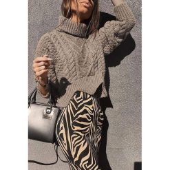 Sweter SIENA. Brązowe bluzy damskie IVET, bez wzorów, bez rękawów, bez kaptura. W wyprzedaży za 59,00 zł.