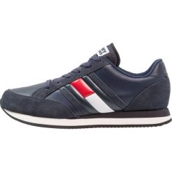 Tommy Jeans CASUAL RETRO Sneakersy niskie ink. Niebieskie trampki męskie Tommy Jeans, bez wzorów, z jeansu, retro, bez zapięcia. Za 419,00 zł.