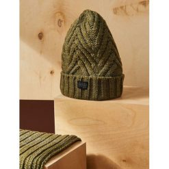 CZAPKA MĘSKA. Zielone czapki męskie Top Secret, na zimę, bez wzorów, z dzianiny. W wyprzedaży za 9,99 zł.