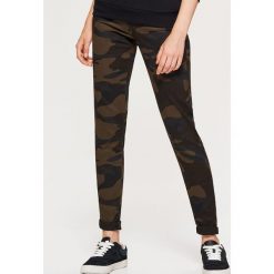 Materiałowe spodnie HIGH WAIST - Khaki. Brązowe spodnie z wysokim stanem marki Cropp, z materiału. Za 79,99 zł.