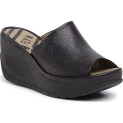 Klapki FLY LONDON - Jamfly P500864000 Black. Czarne klapki damskie Fly London, bez wzorów, ze skóry, bez obcasa, na obcasie. W wyprzedaży za 359,00 zł.
