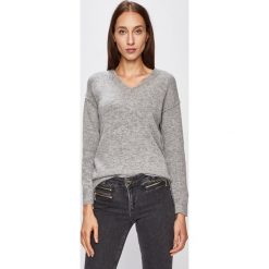 Guess Jeans - Sweter. Białe swetry damskie Guess Jeans, s, z aplikacjami, z poliesteru, bez rękawów, bez kaptura. Za 549,90 zł.