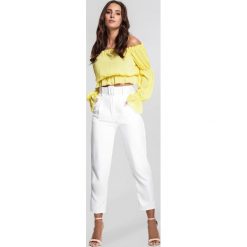 Białe Spodnie Simplicity. Białe spodnie materiałowe damskie other, s, bez wzorów, z tkaniny. Za 79,99 zł.